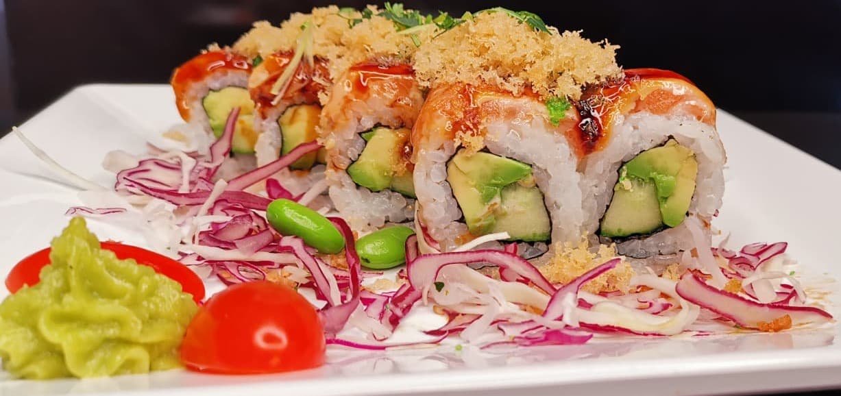 Geflambeerde salmon rol